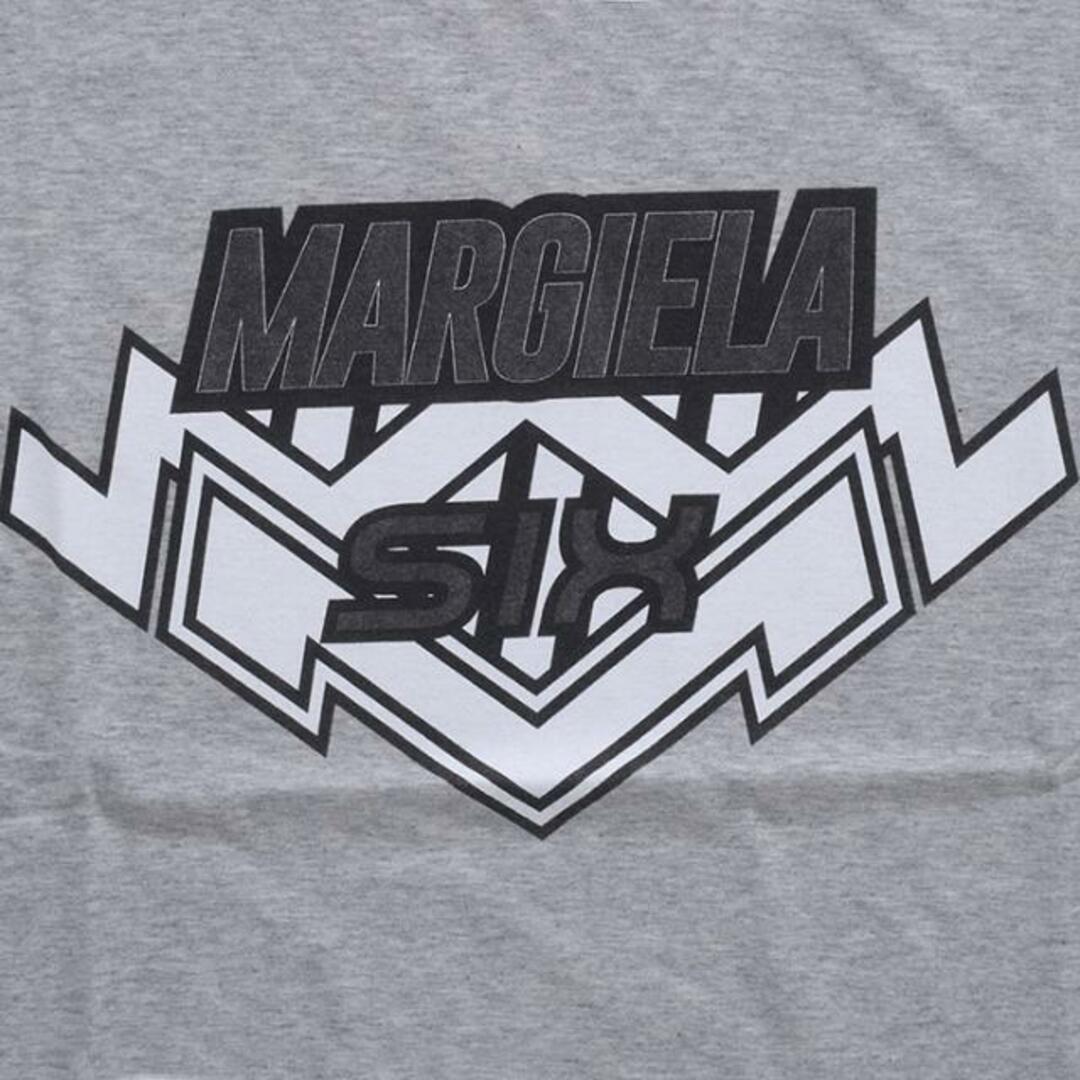 MM6(エムエムシックス)のMM6 Maison Margiela メゾン マルジェラ エムエムシックス T-Shirt S52GC0186 S23588 858M Tシャツ 長袖 レディース プリント ロゴ ロンT mgl0143 グレー レディースのトップス(Tシャツ(長袖/七分))の商品写真