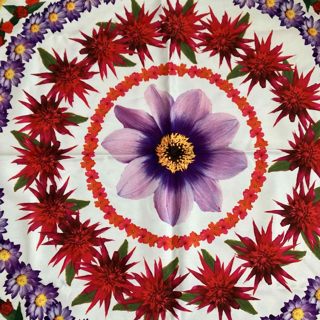 LUSH(ラッシュ)の花柄フラワー転写プリントスカーフ　ラッシュLUSH レディースのファッション小物(バンダナ/スカーフ)の商品写真