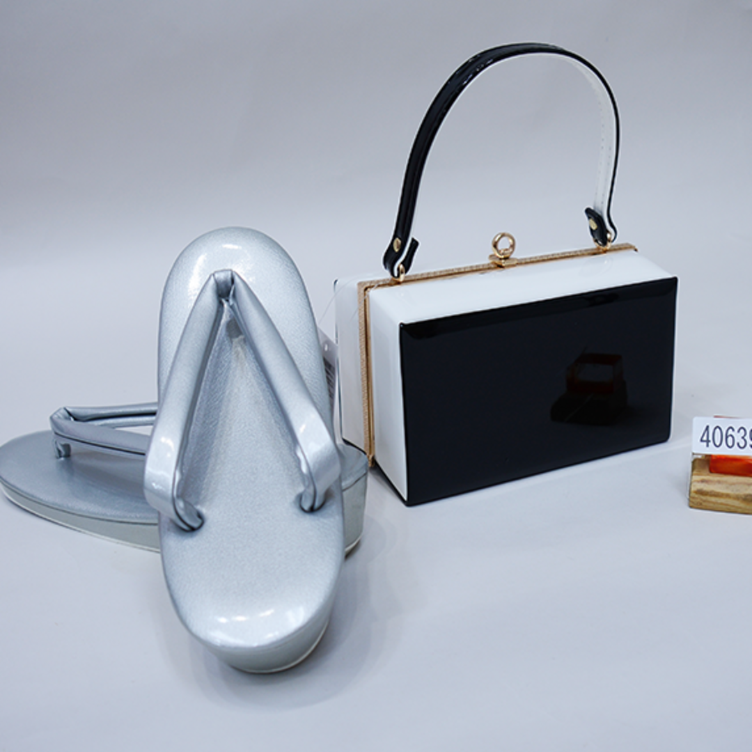 草履バッグセット 合皮 24.0cm 黒×白 草履はシルバー NO40639 レディースの水着/浴衣(着物)の商品写真