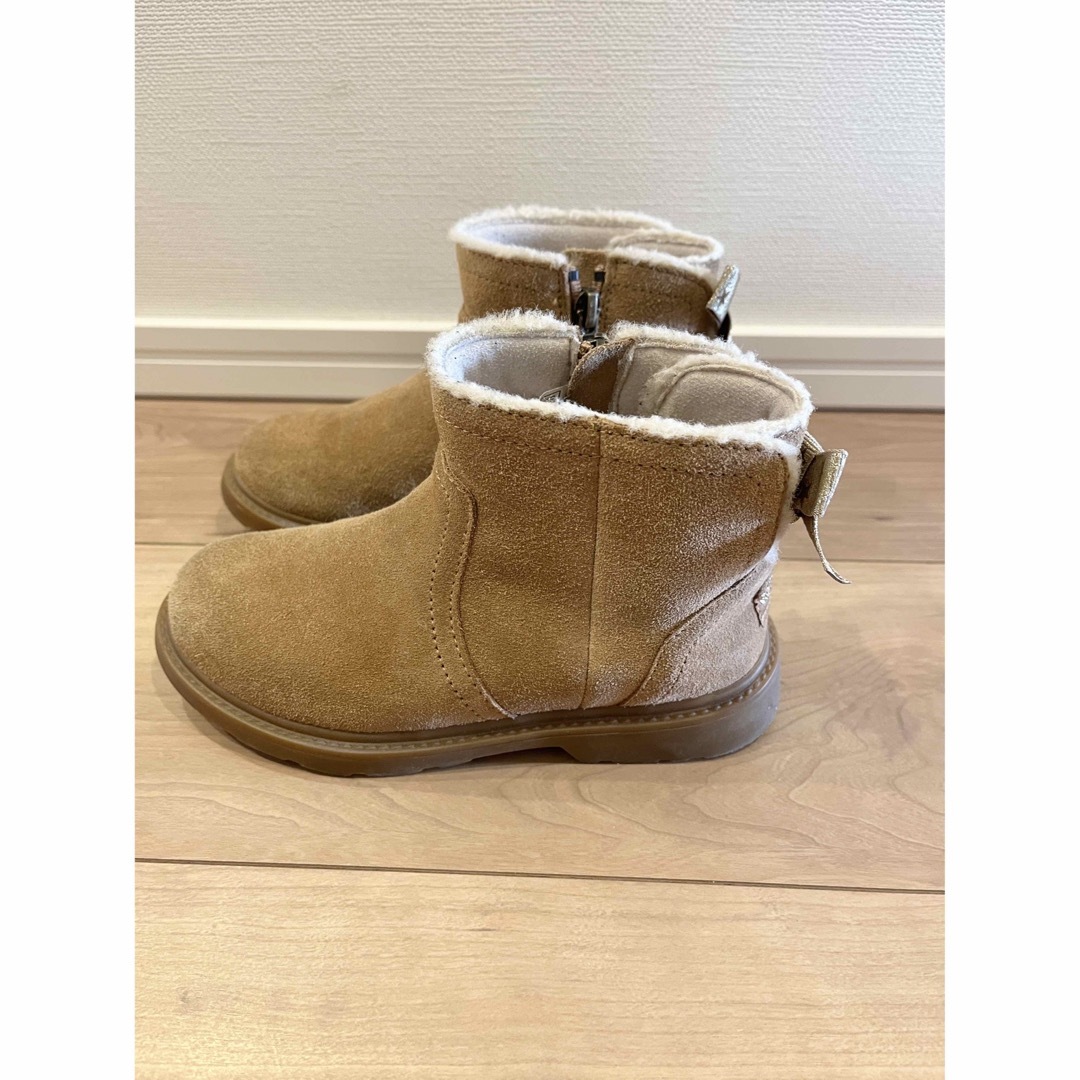 UGG(アグ)のUGG キッズ/ベビー/マタニティのキッズ靴/シューズ(15cm~)(ブーツ)の商品写真