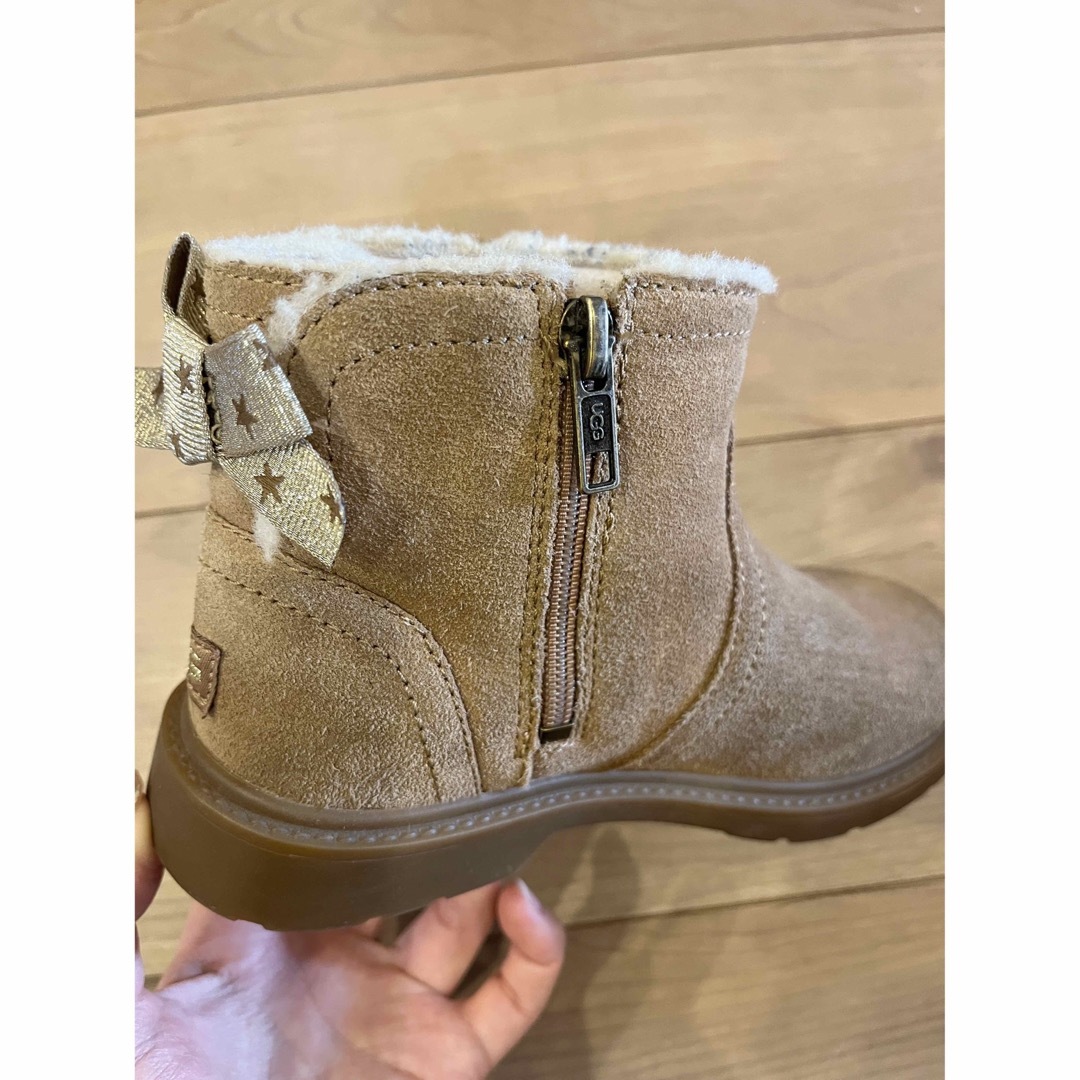 UGG(アグ)のUGG キッズ/ベビー/マタニティのキッズ靴/シューズ(15cm~)(ブーツ)の商品写真