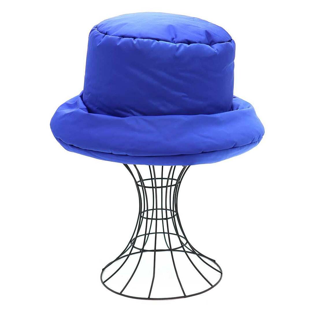 PRADA(プラダ)のPRADA プラダ ロゴプレート パテッドバケットハット ブルー M 2HC248 メンズの帽子(その他)の商品写真