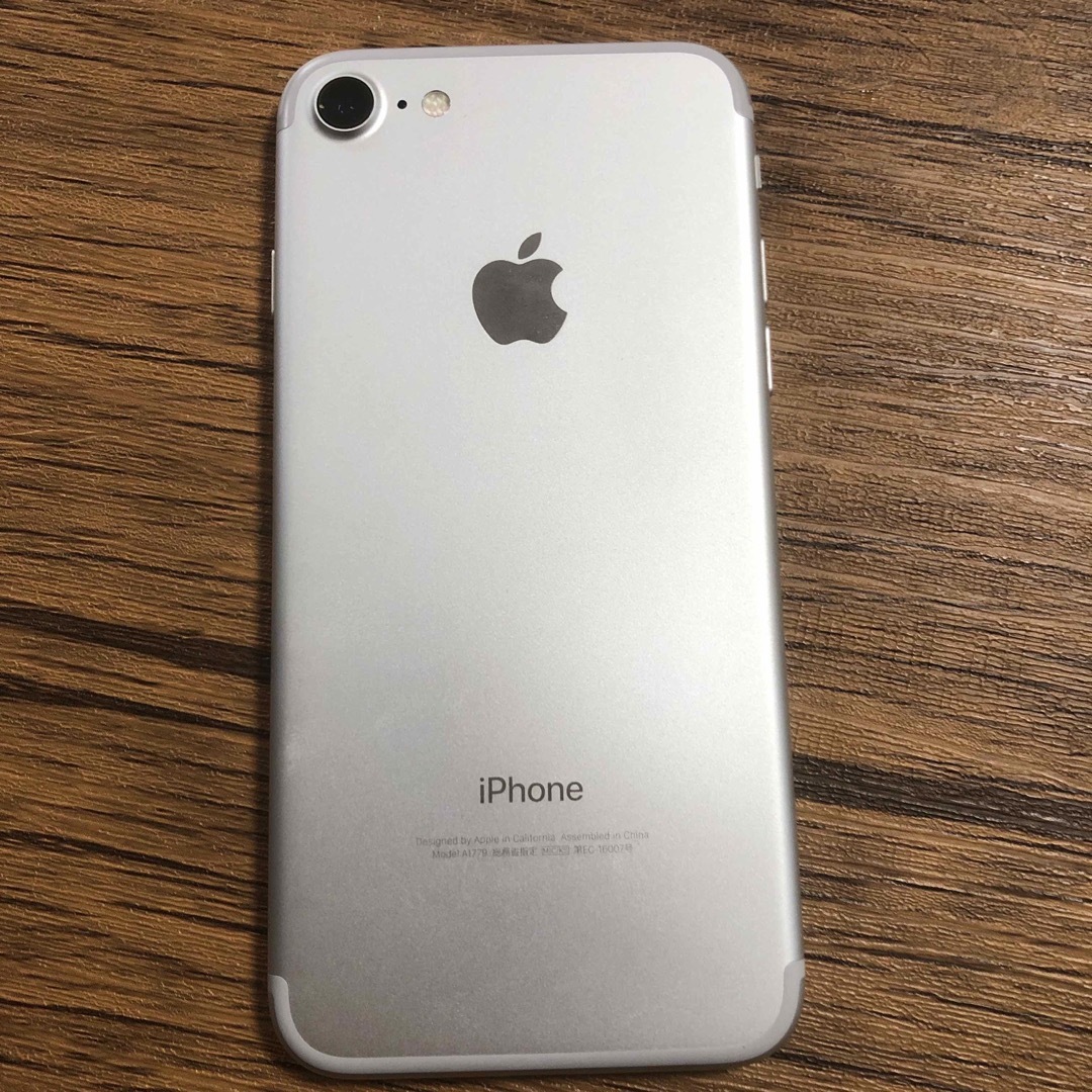 iPhone(アイフォーン)のiPhone 7 本体　32GB  中古 スマホ/家電/カメラのスマートフォン/携帯電話(スマートフォン本体)の商品写真