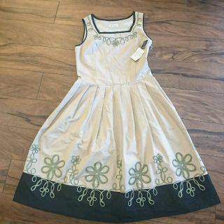ロイスクレヨン(Lois CRAYON)の[新品]ロイスクレヨン♡コットンノースリーブフラワー刺繍ワンピース　訳アリ(ひざ丈ワンピース)