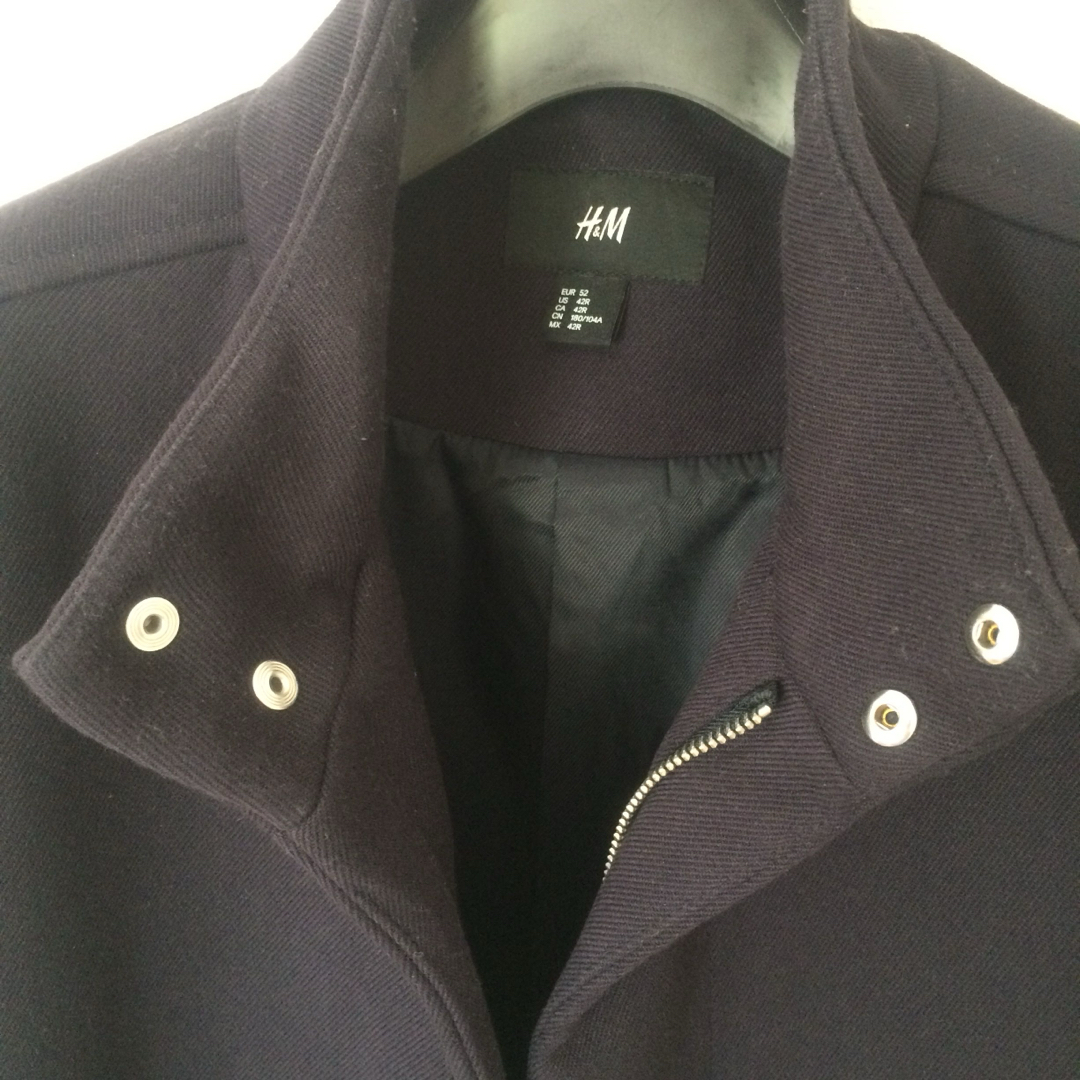 H&M(エイチアンドエム)のH&M チェスターコート ライダーステイスト ネイビー L エイチアンドエム メンズのジャケット/アウター(ステンカラーコート)の商品写真