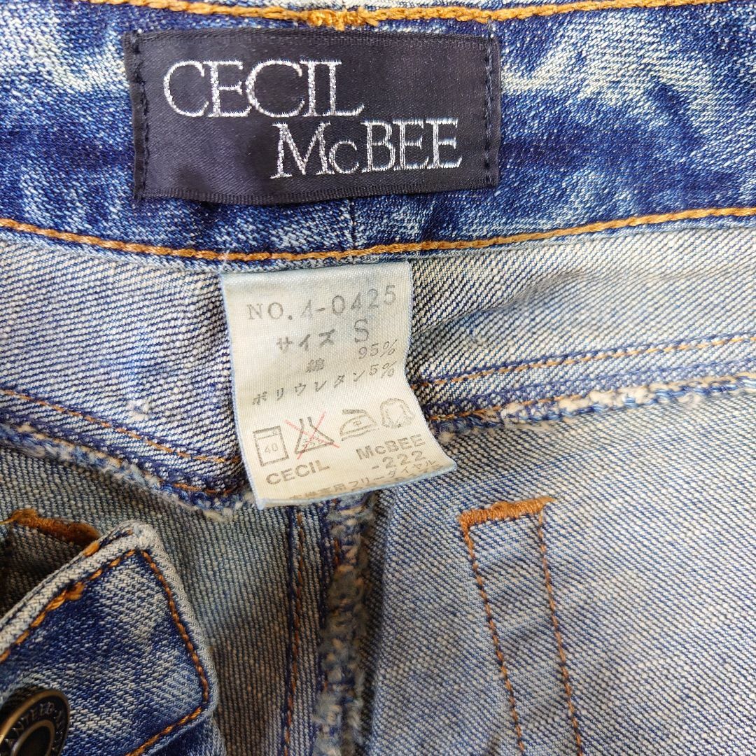 CECIL McBEE(セシルマクビー)の【こくちゃん様専用】セシルマクビー　ブーツカットデニム　ウォッシュドデニム　S レディースのパンツ(デニム/ジーンズ)の商品写真