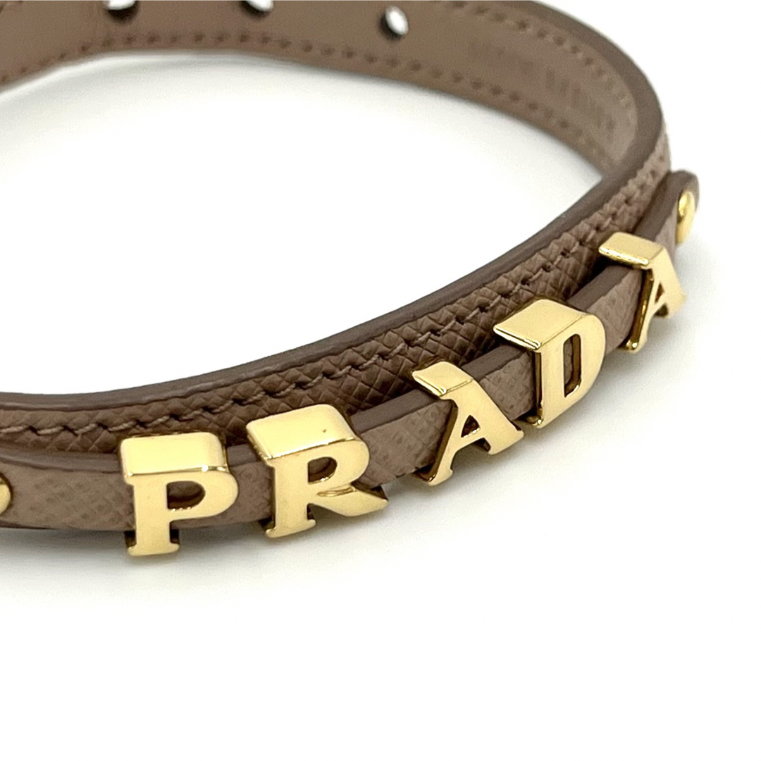 PRADA(プラダ)のプラダ サフィアーノ レザー ブレスレット ロゴ アイコン S ピンクベージュ レディースのアクセサリー(ブレスレット/バングル)の商品写真