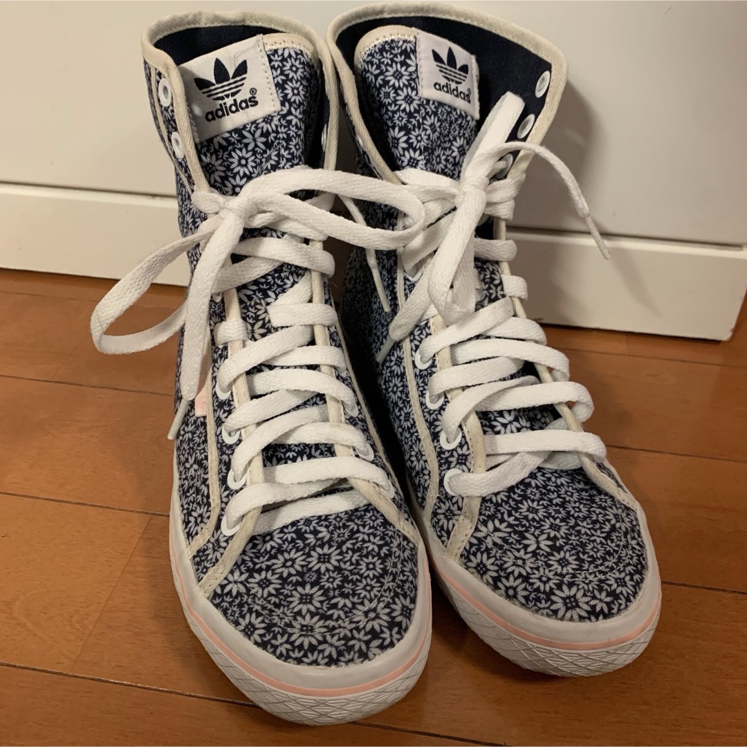 adidas - adidas アディダス ハイカットスニーカー ブルー 花柄 adidas - adidas アディダス ハイカットスニーカー ブルー 花柄