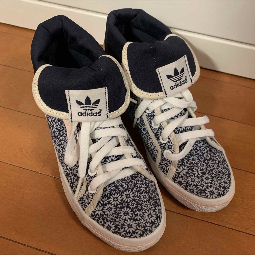 adidas - adidas アディダス ハイカットスニーカー ブルー 花柄 adidas - adidas アディダス ハイカットスニーカー ブルー 花柄