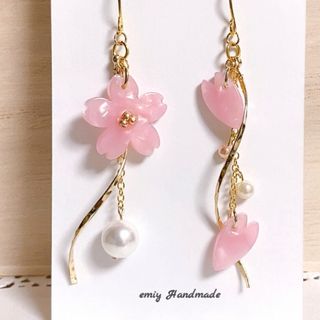 大人可愛い／上品　ツイスト×桜　和ピアス・イヤリング／ゴールド(ピアス)