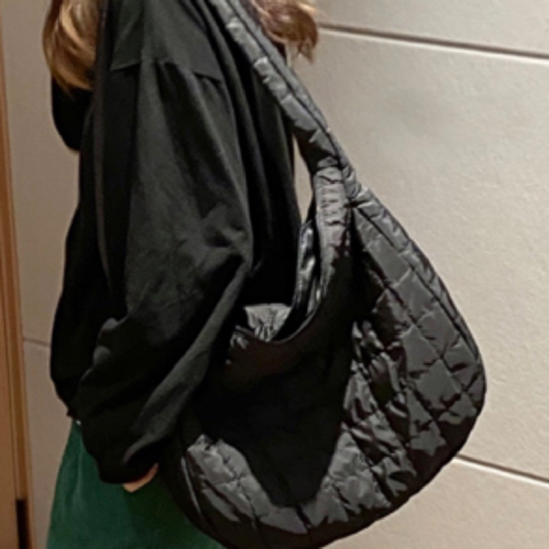 オーバーサイズ　キルティング　ショルダーバッグ　黒　ボストンバッグ レディースのバッグ(ショルダーバッグ)の商品写真