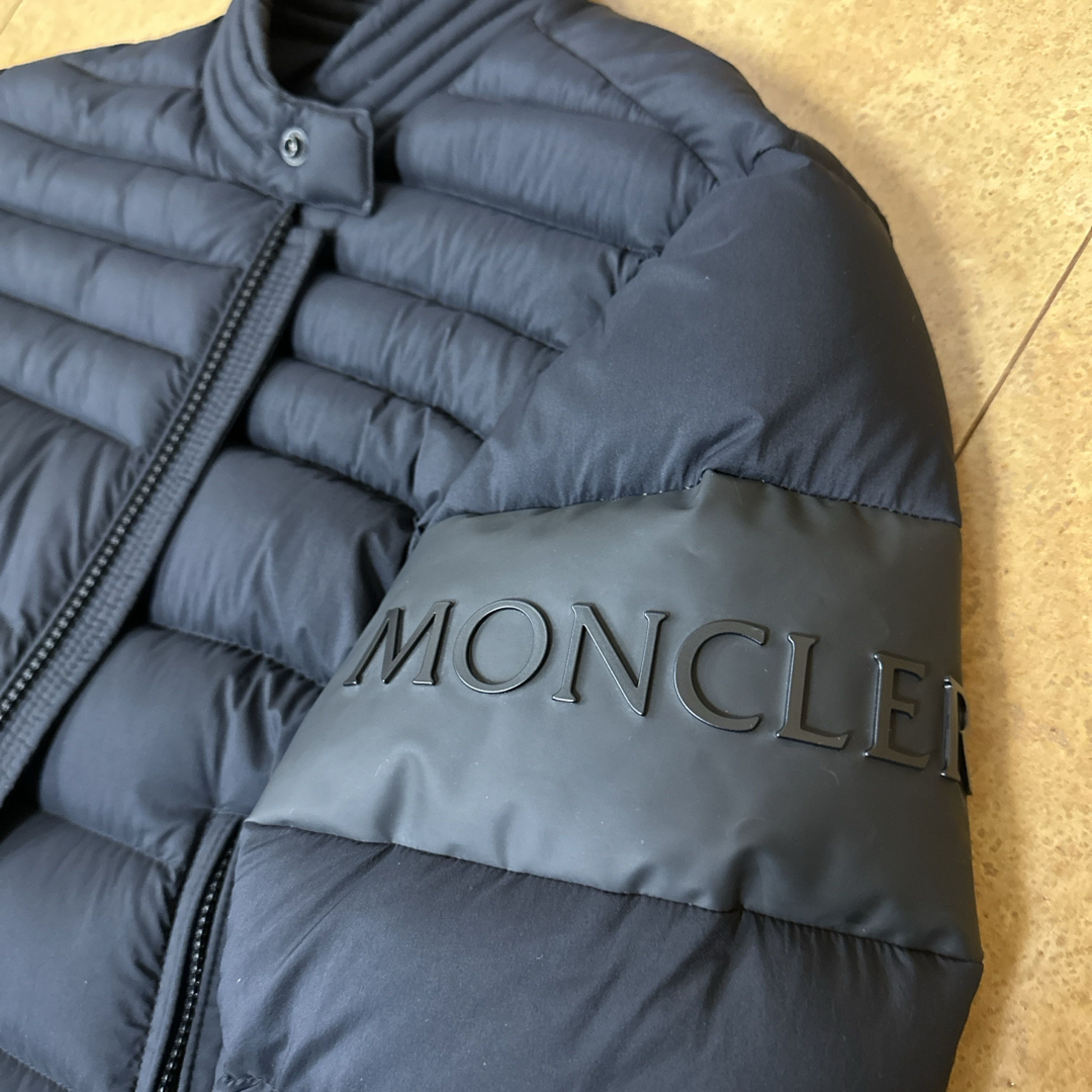 MONCLER(モンクレール)のモンクレールショートダウンジャケット メンズのジャケット/アウター(ダウンジャケット)の商品写真