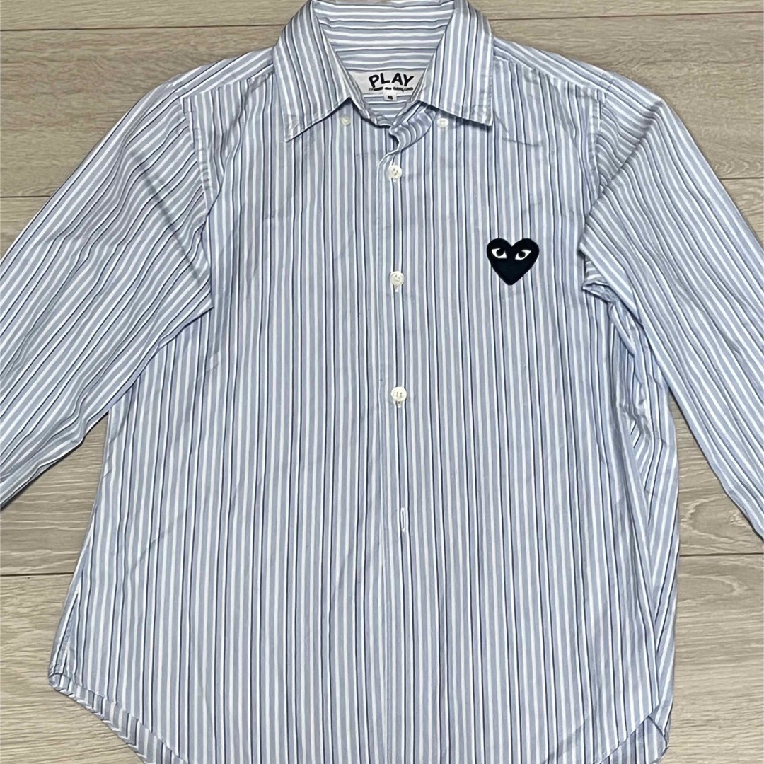 COMME des GARCONS(コムデギャルソン)のコムデギャルソン　ワイシャツ　シャツ　水色　ストライプ　ハートロゴ　 レディースのトップス(シャツ/ブラウス(長袖/七分))の商品写真