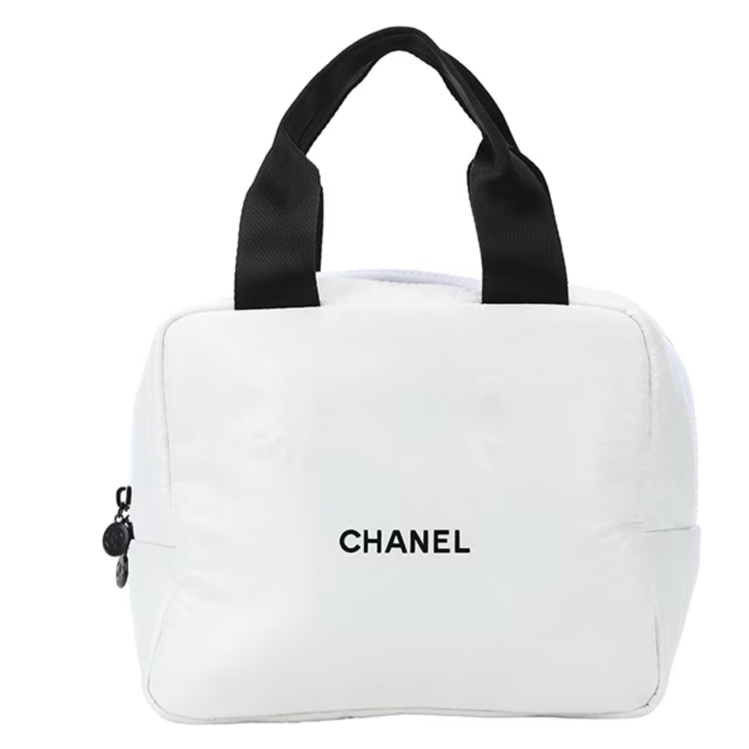 CHANEL(シャネル)のシャネルノベルティミニバッグ　新品未使用品白 レディースのバッグ(トートバッグ)の商品写真
