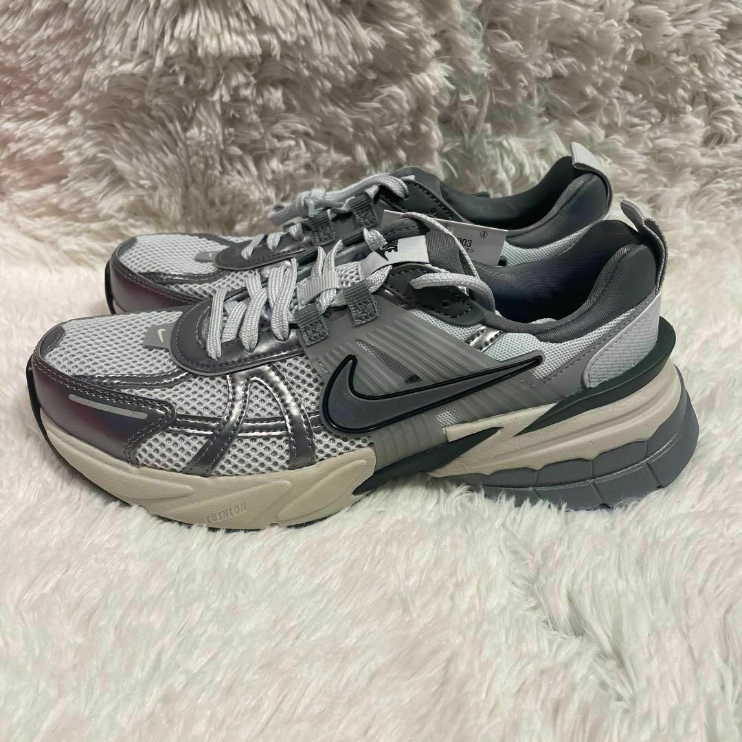 ずっと真夜中でいいのに。ACAね着用 NIKE V2K RUN 24.5cm