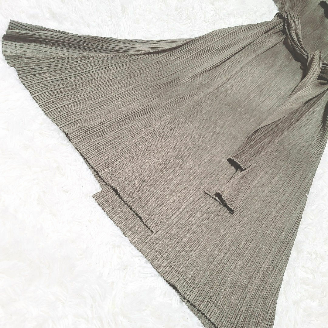 PLEATS PLEASE ISSEY MIYAKE(プリーツプリーズイッセイミヤケ)のPLEATS PLEASE ISSEY 　ベルト付き ロングコ ート カーキ レディースのワンピース(ロングワンピース/マキシワンピース)の商品写真