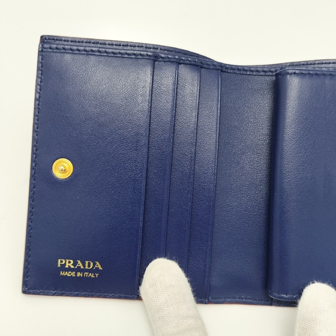 PRADA(プラダ)の未使用に近い✨プラダ　折り財布　レザー レディースのファッション小物(財布)の商品写真