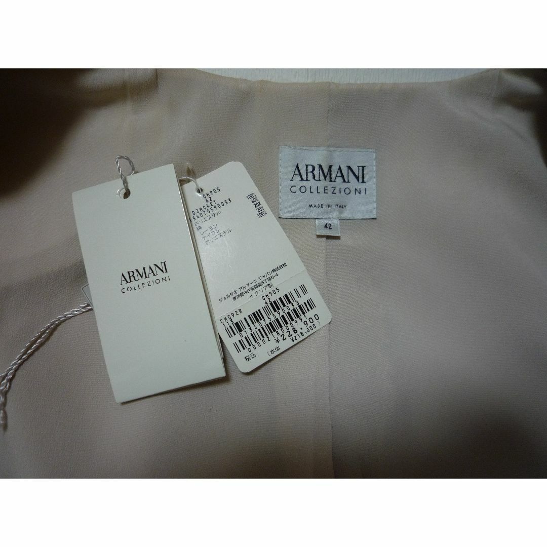 ARMANI COLLEZIONI(アルマーニ コレツィオーニ)のアルマーニ￥228900　ARMANI  COLLEZIONI レディースのジャケット/アウター(ノーカラージャケット)の商品写真