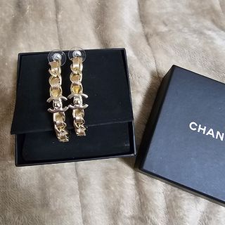 シャネル(CHANEL)のCHANEL フープ ピアス レザー ゴールド チェーン(ピアス)