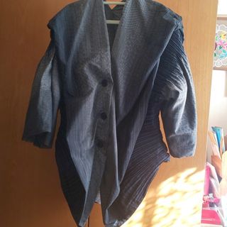 イッセイミヤケ(ISSEY MIYAKE)のイッセイミヤケグレー濃淡のノースリーブワンピースとジャケットのセット(ロングワンピース/マキシワンピース)