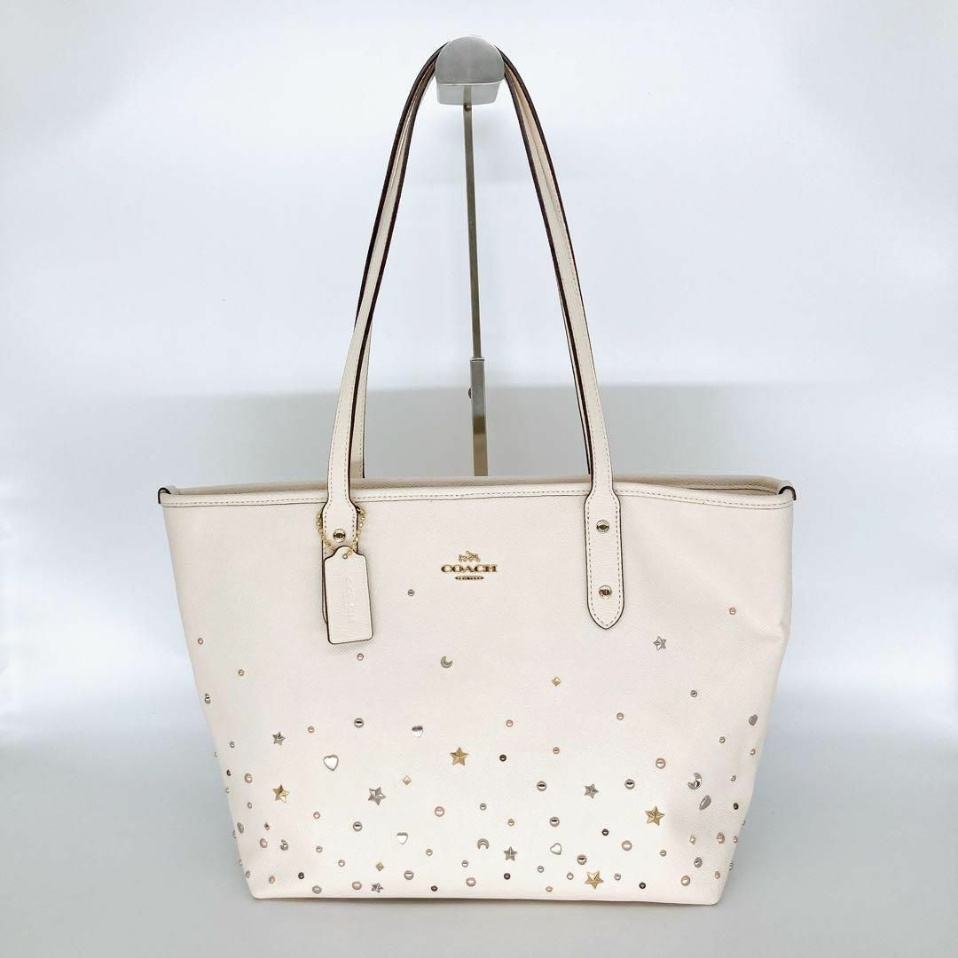 COACH(コーチ)の✨美品✨COACH トートバッグ スタッズ F22299 サフィアーノ　ホワイト レディースのバッグ(トートバッグ)の商品写真