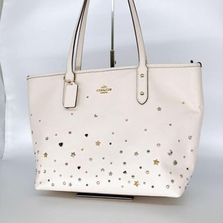 コーチ(COACH)の✨美品✨COACH トートバッグ スタッズ F22299 サフィアーノ　ホワイト(トートバッグ)