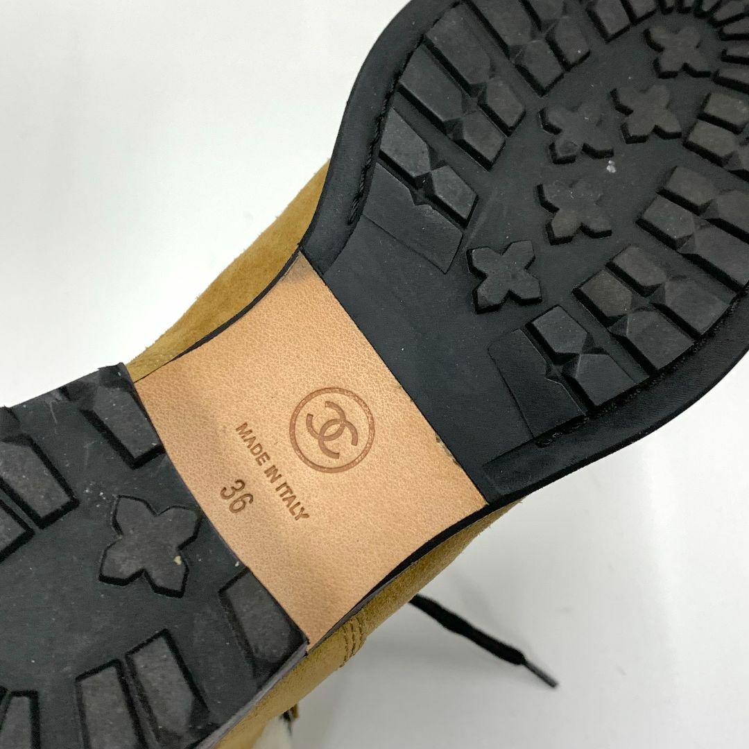 CHANEL(シャネル)の9003 シャネル スエード ココマーク レースアップ ムートンブーツ キャメル レディースの靴/シューズ(ブーツ)の商品写真