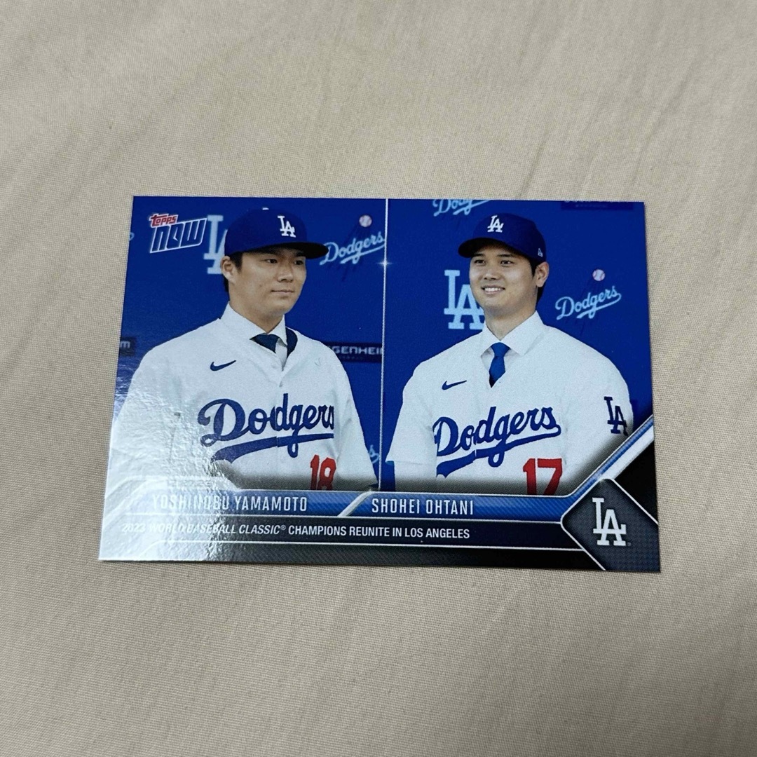 Topps(トップス)の山本由伸 大谷翔平 Topps now OS-26 ドジャース入団会見 エンタメ/ホビーのトレーディングカード(シングルカード)の商品写真