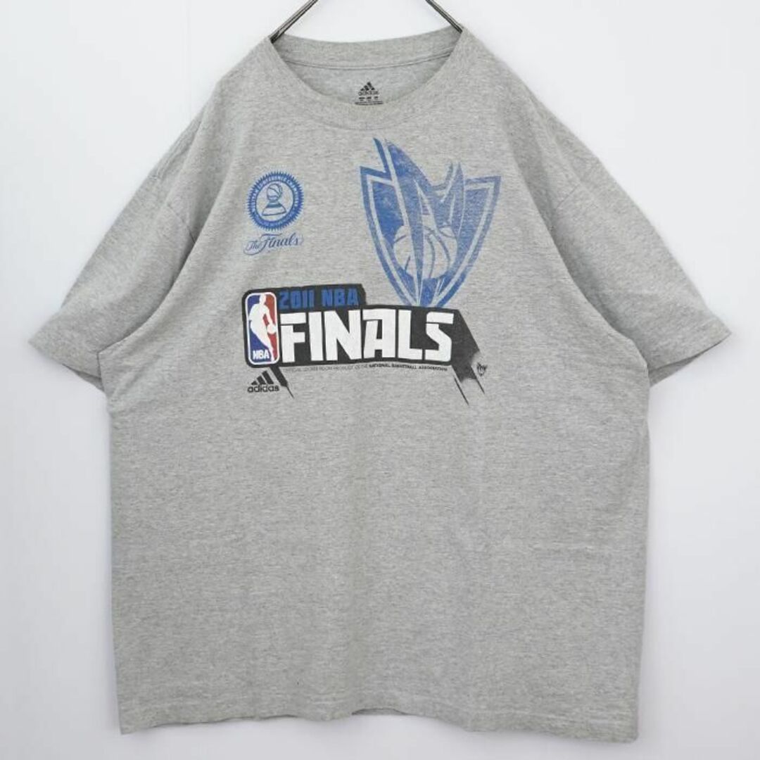 adidas(アディダス)のアディダス NBAファイナル2011 プリントTシャツ 2XL グレー 青 黒 メンズのトップス(Tシャツ/カットソー(半袖/袖なし))の商品写真