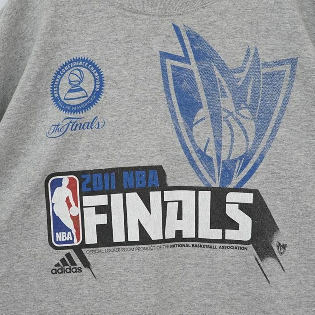 adidas(アディダス)のアディダス NBAファイナル2011 プリントTシャツ 2XL グレー 青 黒 メンズのトップス(Tシャツ/カットソー(半袖/袖なし))の商品写真