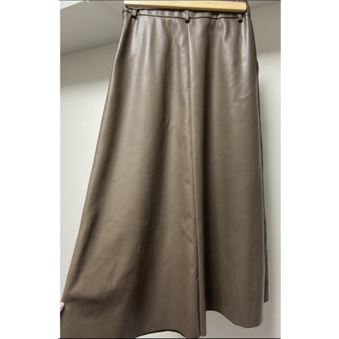 GU(ジーユー)のフェイクレザーフレアスカート レディースのスカート(ロングスカート)の商品写真