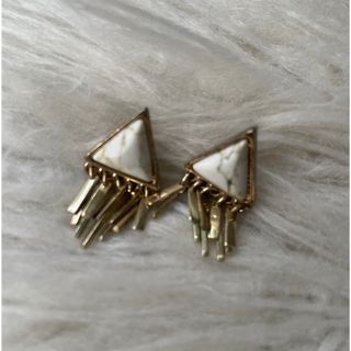 ザラ(ZARA)のホワイト大理石風ピアス　ゴールドピアス　ZARAピアス(ピアス)