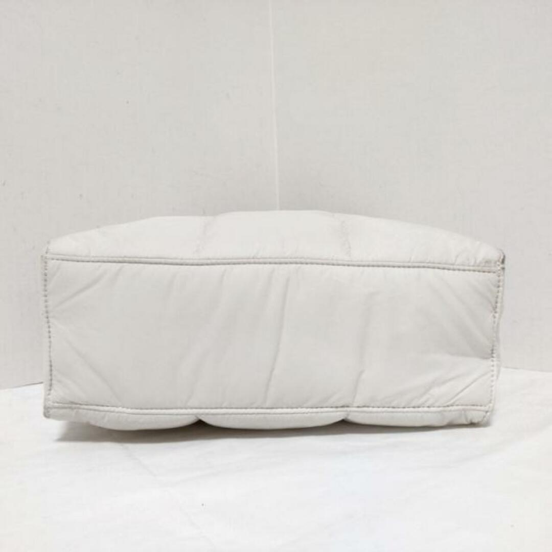 Furla(フルラ)のFURLA(フルラ) トートバッグ PIUMA M TOTE E/W 白 キルティング ナイロン レディースのバッグ(トートバッグ)の商品写真