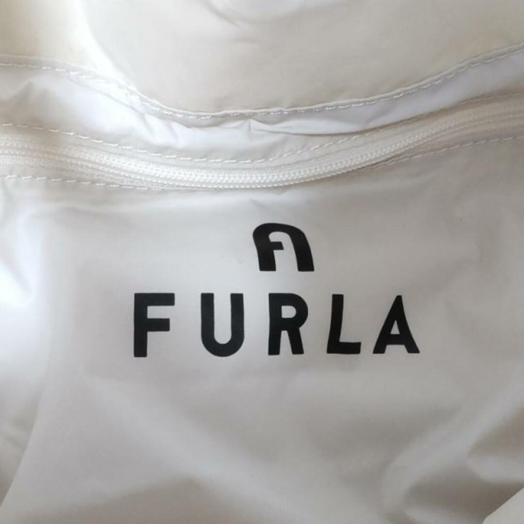 Furla(フルラ)のFURLA(フルラ) トートバッグ PIUMA M TOTE E/W 白 キルティング ナイロン レディースのバッグ(トートバッグ)の商品写真