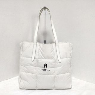 フルラ(Furla)のFURLA(フルラ) トートバッグ PIUMA M TOTE E/W 白 キルティング ナイロン(トートバッグ)