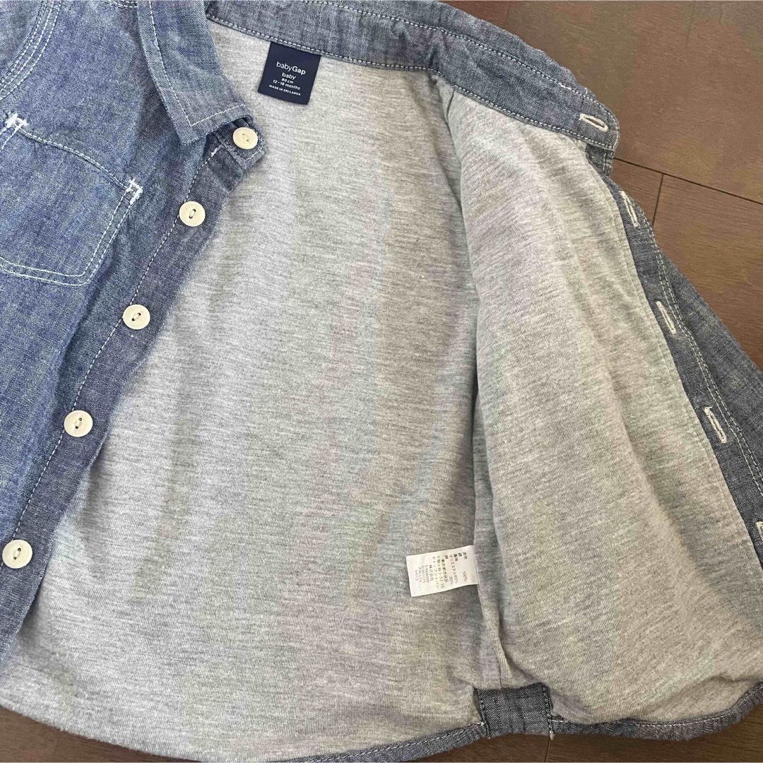 babyGAP(ベビーギャップ)のbabyGap 80 デニムシャツ キッズ/ベビー/マタニティのベビー服(~85cm)(シャツ/カットソー)の商品写真