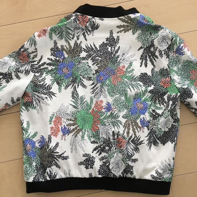 ZARA(ザラ)のブルー☆オラフ様専用 美品 ZARA 花柄 ブルゾン 込2700 レディースのジャケット/アウター(ブルゾン)の商品写真