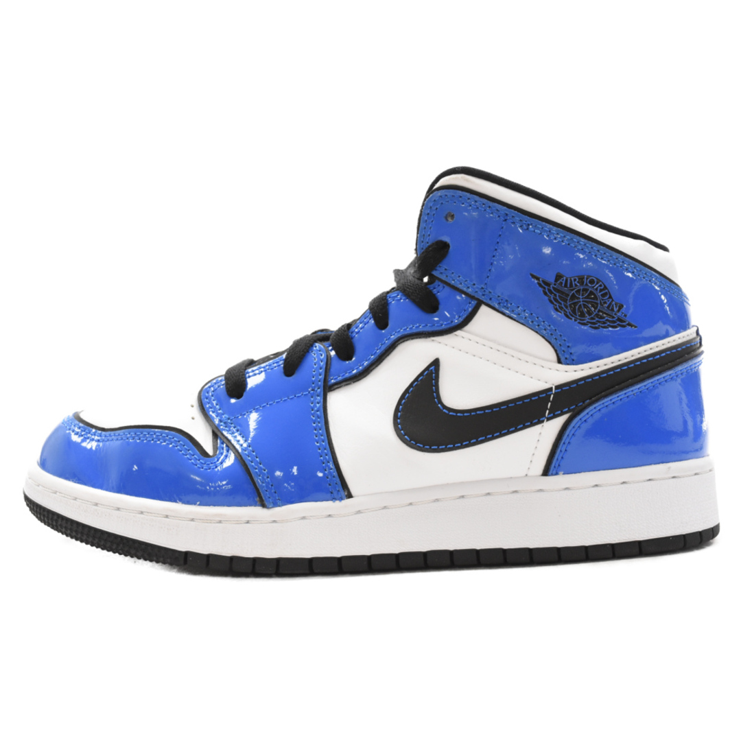 NIKE(ナイキ)のNIKE ナイキ AIR JORDAN 1 MID SE GS SIGNAL BLUE エア ジョーダン 1 パテント レースアップ ハイカットスニーカー BQ6931-402 ブルー/ホワイト US6.5Y/24.5cm レディースの靴/シューズ(スニーカー)の商品写真