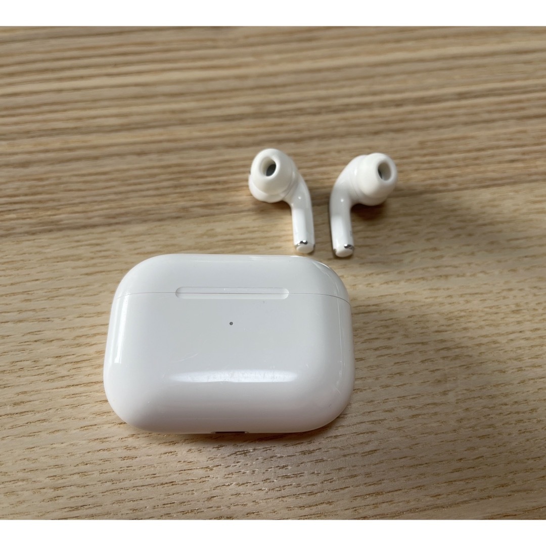 Apple(アップル)のAirPods Pro 第1世代　正規品　完動品 スマホ/家電/カメラのオーディオ機器(ヘッドフォン/イヤフォン)の商品写真