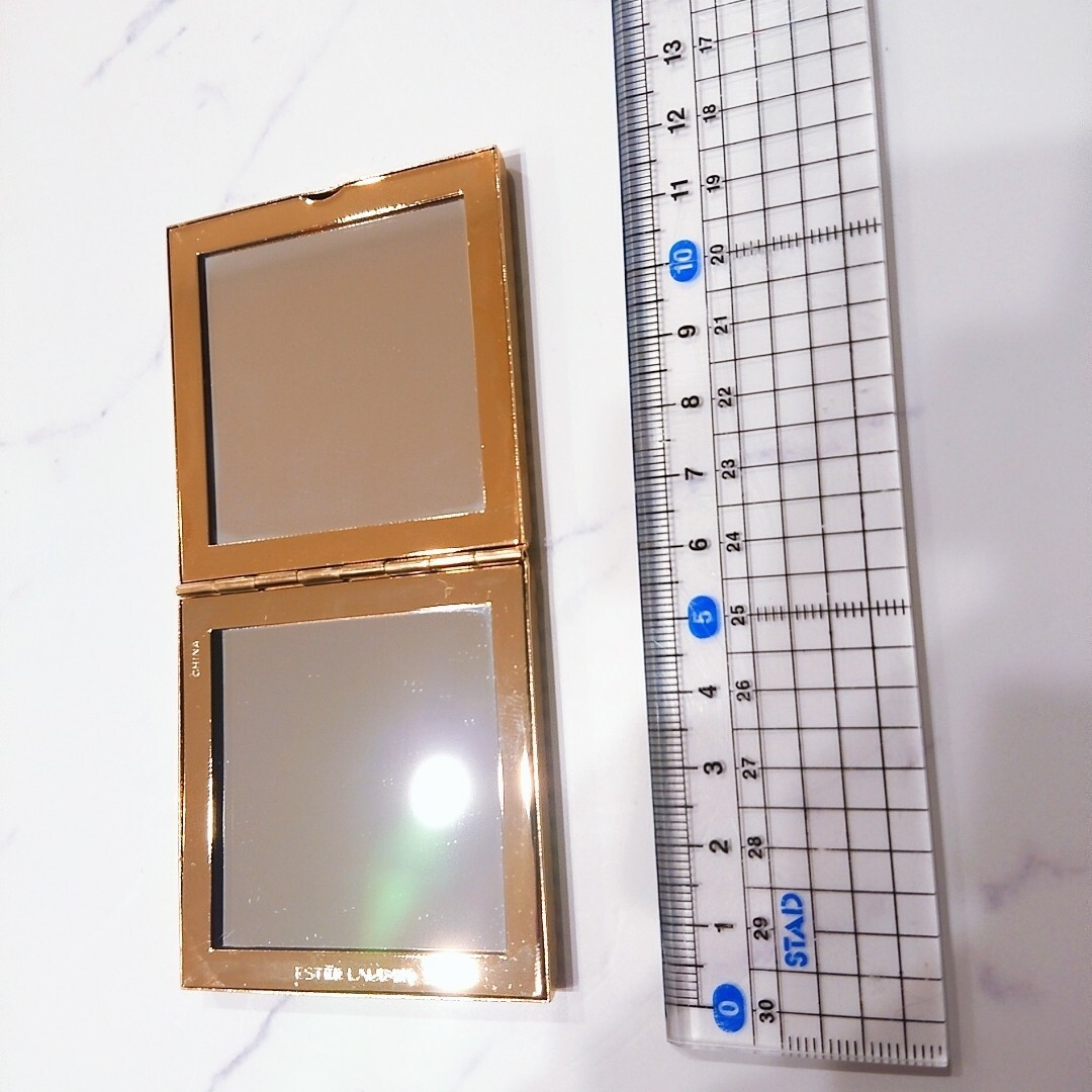 Estee Lauder(エスティローダー)の新品  エスティローダー  ノベルティ  ミラー＆コットン コスメ/美容のメイク道具/ケアグッズ(ボトル・ケース・携帯小物)の商品写真