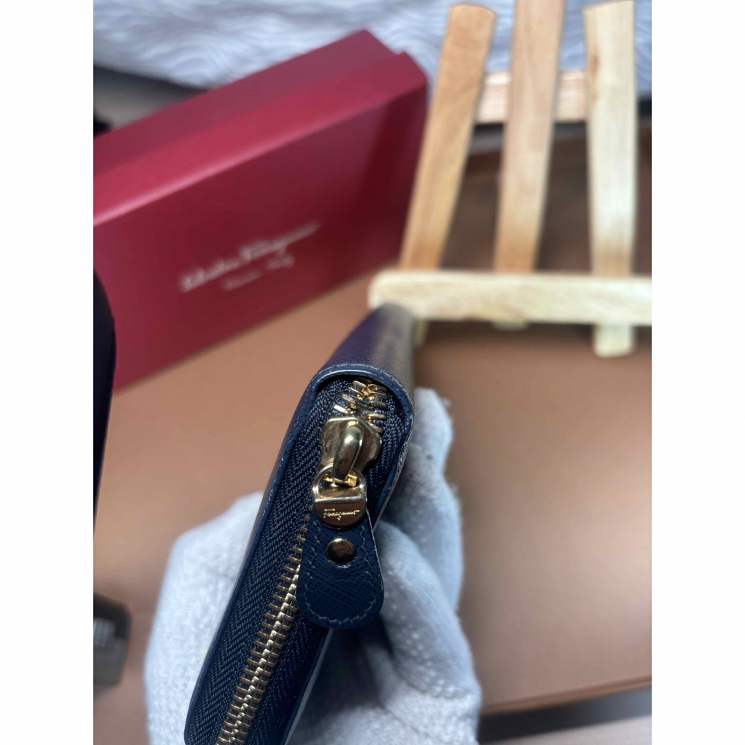 Salvatore Ferragamo(サルヴァトーレフェラガモ)の美品 Salvatore Ferragamo ラウンドファスナー長財布 ヴァラ レディースのファッション小物(財布)の商品写真