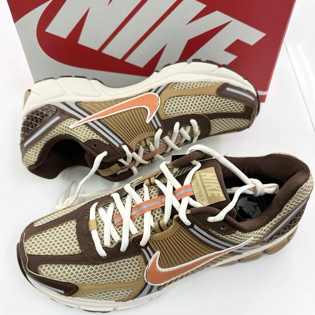 NIKE(ナイキ)のナイキ　ズーム　ボメロ5 ZOOM VOMERO5 新品　カカオ　27.5cm メンズの靴/シューズ(スニーカー)の商品写真