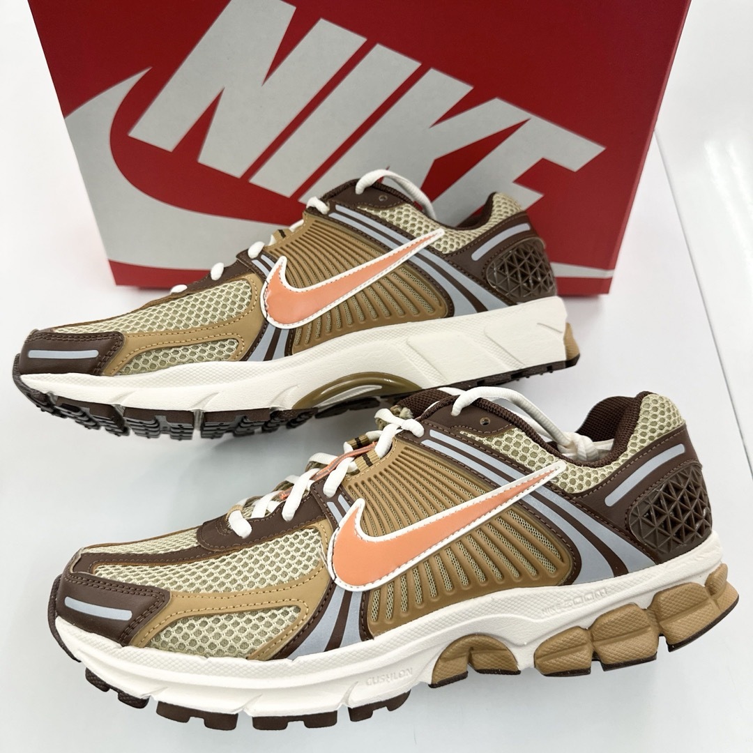 NIKE(ナイキ)のナイキ　ズーム　ボメロ5 ZOOM VOMERO5 新品　カカオ　27.5cm メンズの靴/シューズ(スニーカー)の商品写真