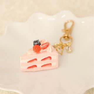 3種のベリー　ショートケーキ　ハンドメイド　フェイクスイーツ(キーホルダー/ストラップ)