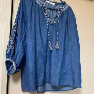 ニコアンド(niko and...)のニコアンド　フォークロア刺繍トップス　デニム(シャツ/ブラウス(長袖/七分))