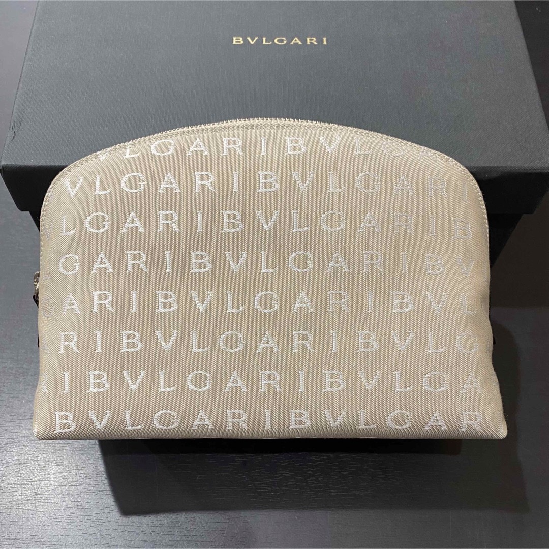 BVLGARI(ブルガリ)の新品 ブルガリ ロゴマニア　21cm メイクポーチ 化粧ポーチ ポーチ 箱 レディースのファッション小物(ポーチ)の商品写真