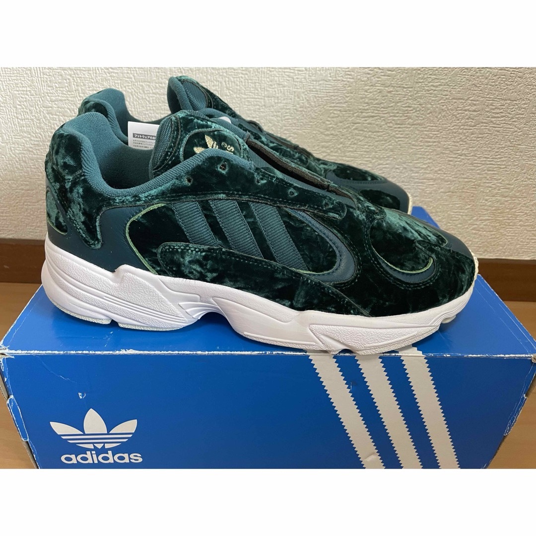 adidas(アディダス)のadidas yung-1 ベルベット スニーカー メンズの靴/シューズ(スニーカー)の商品写真