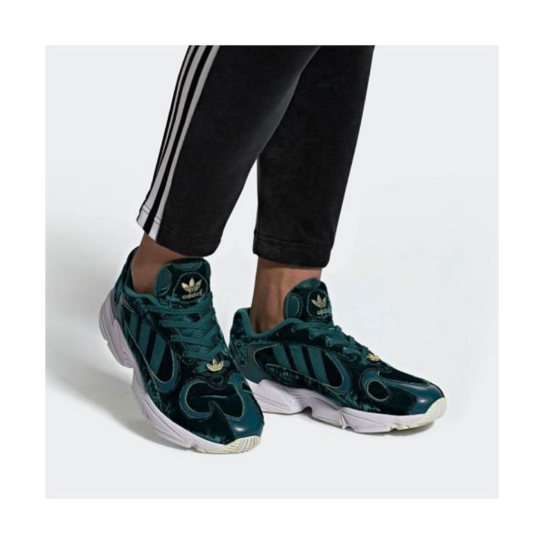 adidas(アディダス)のadidas yung-1 ベルベット スニーカー メンズの靴/シューズ(スニーカー)の商品写真