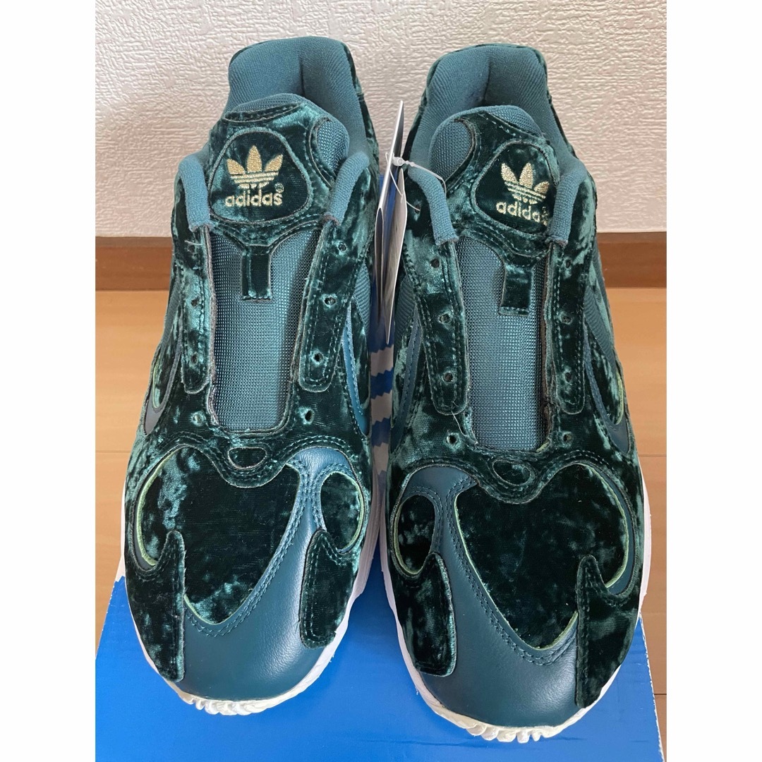 adidas(アディダス)のadidas yung-1 ベルベット スニーカー メンズの靴/シューズ(スニーカー)の商品写真