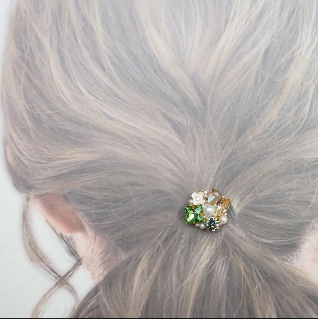 先着1名様限定》ペリドット♡お花ビジューポニーフック ハンドメイドのアクセサリー(ヘアアクセサリー)の商品写真